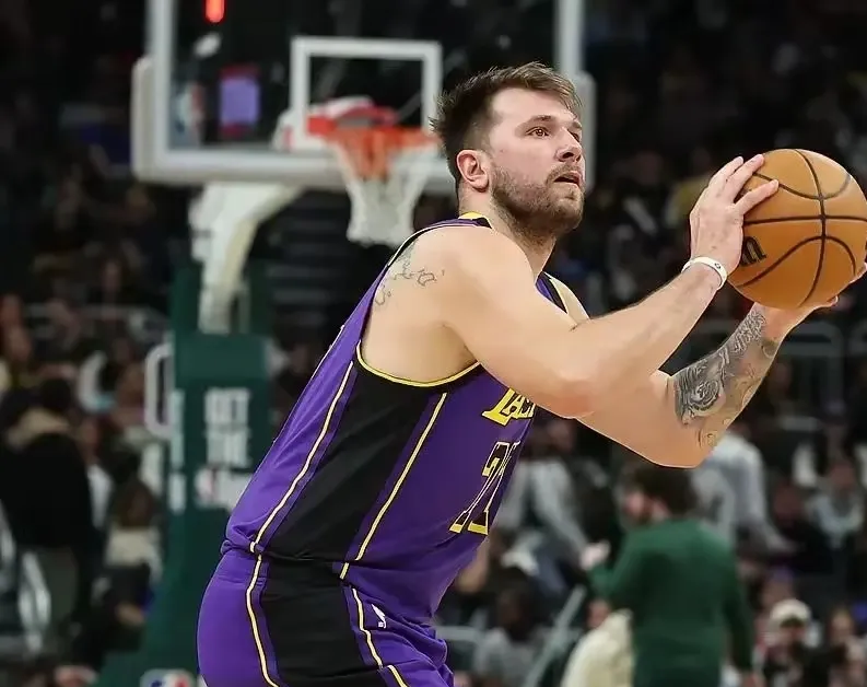 包含东契奇连续十五场比赛得分超过败北,湖人不断突破!比赛高潮迭起的词条-九游游戏中心官网