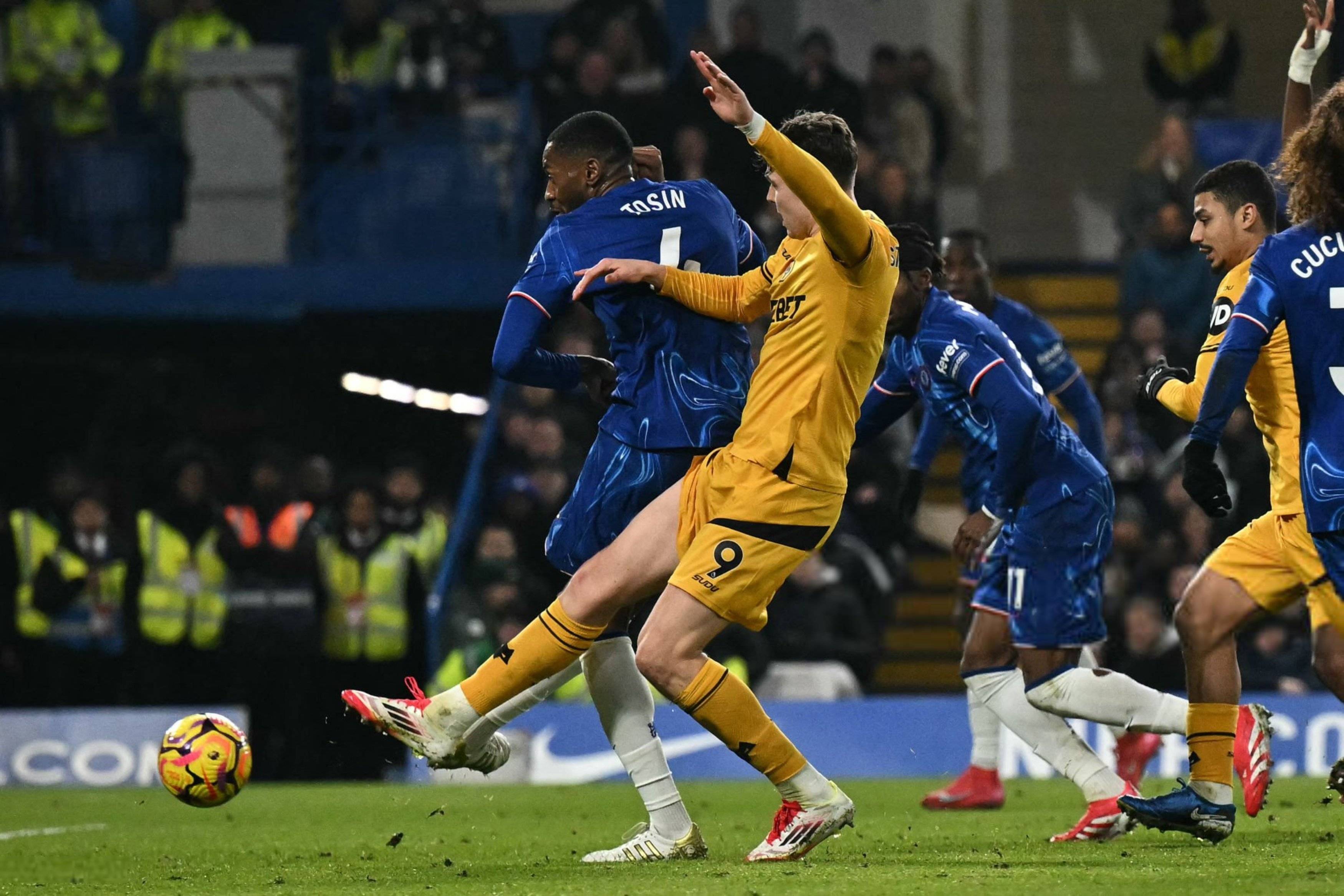 重要助攻首场状态出色，切尔西观众沸腾！，詹姆斯重返赛场再创辉煌时刻的简单介绍-九游娱乐